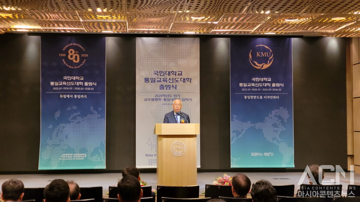 통일대학원 입학식에서 인사말을 하는 김형진 원장